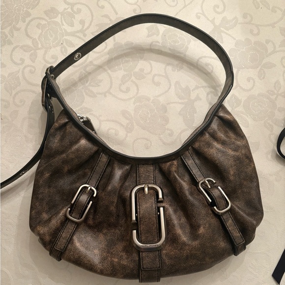 Marc Jacobs
THE DISTRESSED LEATHER BUCKLE J MARC CRESCENT BAG - Picture 5 of 11